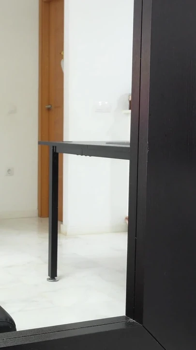 Сексуальная и симпатичная милфа скачет со своим сибианом перед зеркалом