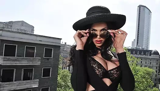 Tüm pozisyonlarda partnerlerinin tadını çıkarıyor