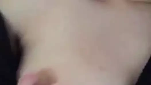 küçük memelerimle oyna