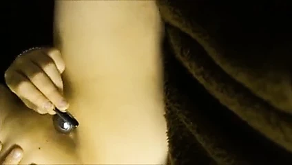 Dik transeksüel gets metal fiş ve yapay penis içinde ona sıkı anüs