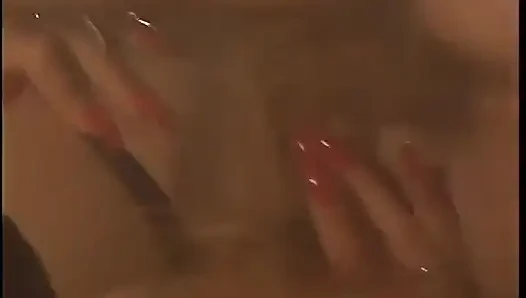 Kızıl saçlı sürtük Liz Leighton ve esmer ateşli azlea antistia kare yapılı adamın sert penisini paylaşıyor