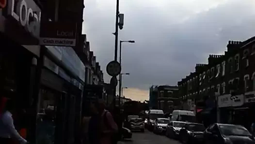 Erkek arkadaşıyla beyaz şortlu Jamaikalı kız