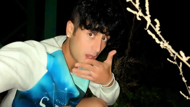 Genç kız götünün dölünü dışarı atıyor ve açık havada anal döllemenin tadına bakıyor