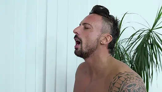 Eveline Dellai için üç azgın sert yarak