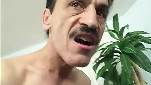 Seksi Asyalı genç kız iki azgın adamla sikişiyor