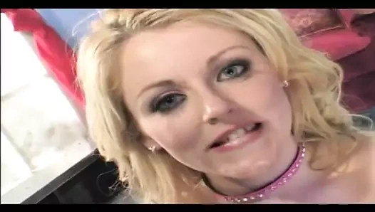 İngiliz sürtük sophie dee pisliği tercih eden üç delikli bir sürtük