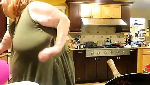 Mutfakta iri güzel kadın ısısı