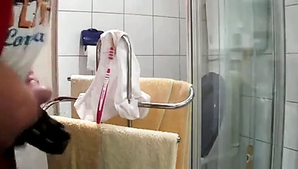 schnell mal ihre Klamotten besamt