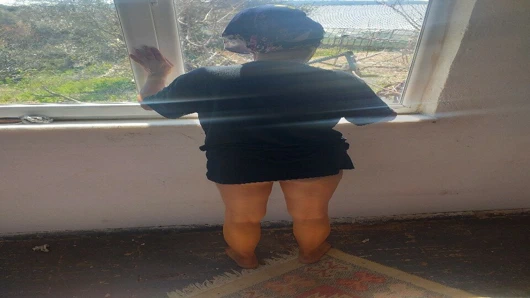 türk olgun başörtüsü giyen üvey anne temizler