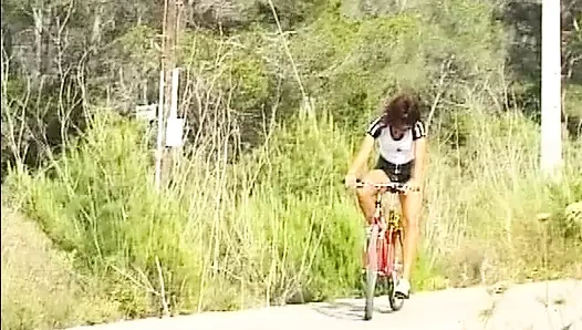 İnce Alman ateşli kız yolun yanında göt deliğini siktiriyor