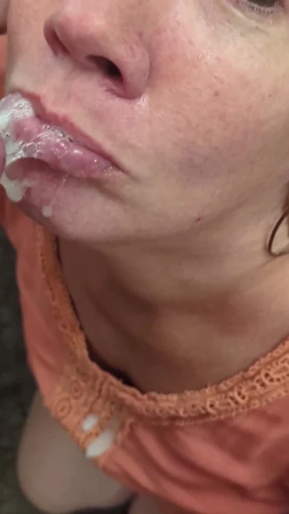 Падающий до челюсти момент из "Подборка камшотов на лицо в любительском видео - еще больше!"