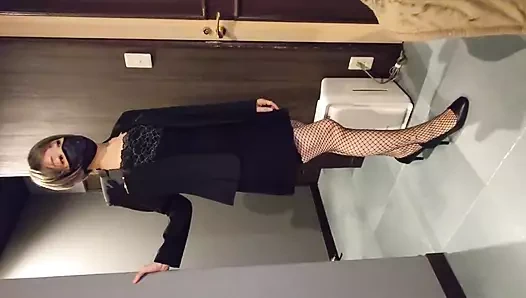 Orta yaşlı seksi kadın kostümlü mastürbasyon