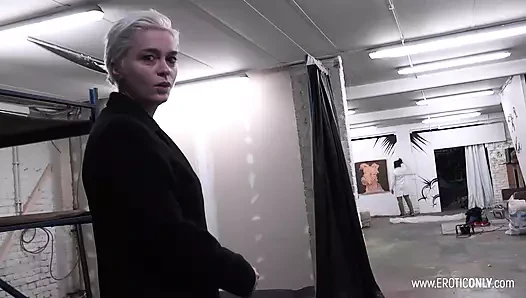 Büyük memeli muhteşem kadın göt deliğinden sikiliyor