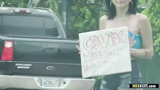 Riley jean maske satmak yerine büyük bir horoz istedi