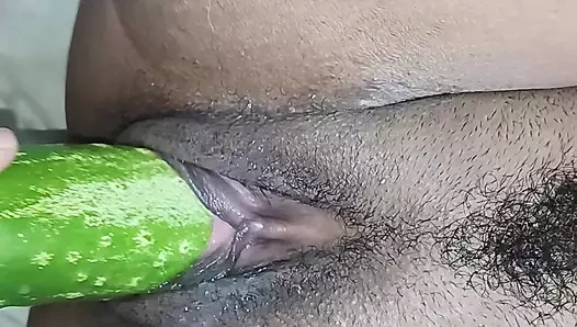 Onunla birden fazla orgazm beni kalın bir salatalık ile sikiyor