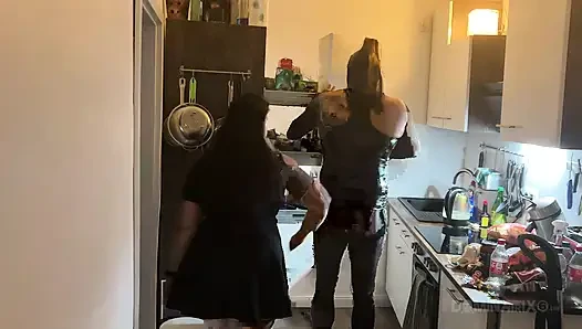 Mutfakta yumruk sokma çılgınlığı - olgun sürtükler geniş genişliyor