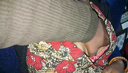 Hintli evli kadın yüzünü sikiyor ve ağzına boşalıyor