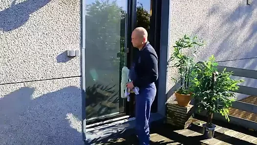 Orta yaşlı seksi tatlı kadın pencere temizleyicisi ile sikişiyor