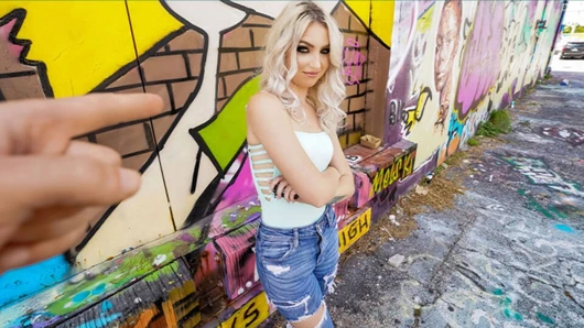 Baba crush - muhteşem genç sürtük Britt Blair arabasını almak için üvey babasını emiyor ve sikiyor