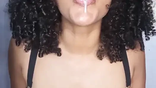 İç çamaşırlı azgın orta yaşlı seksi kadın boşalana kadar kendine dokunuyor