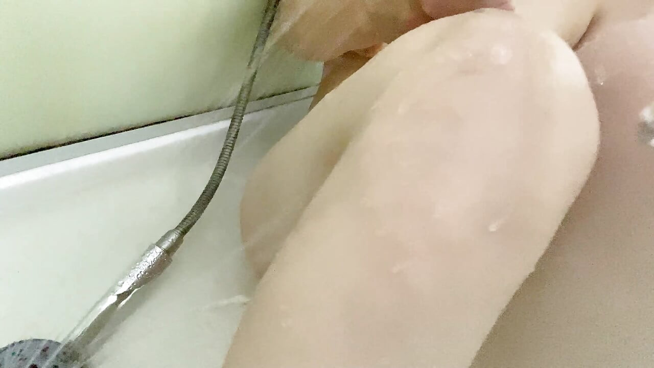 Duşta mastürbasyon yapıyor ve sikişiyor ve boşalıyor