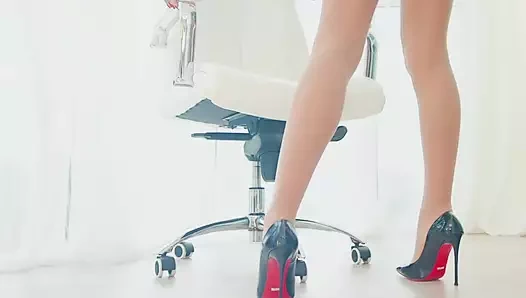 Bej külotlu çorapla uzun bacaklarımı ve tıraşlı amımı gösteriyorum