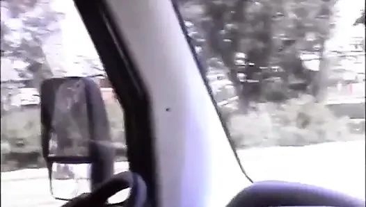 Sarışın orta yaşlı seksi kadın ağzındaki yarağı seviyor