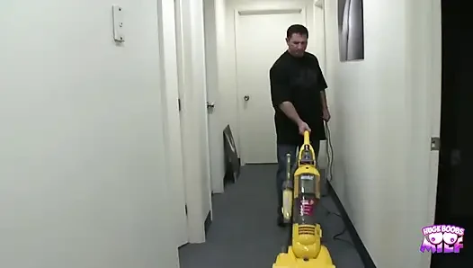 Temizlik yapan adam sevimli bebeği mastürbasyon yaparken yakaladı ve onu vahşi sekse cezbediyor