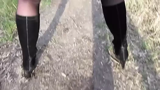 Arkadan ayakta işemek