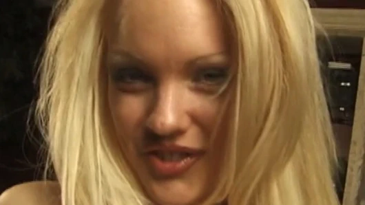 Seksi sarışın teknik her anı elektrikli yapıyor