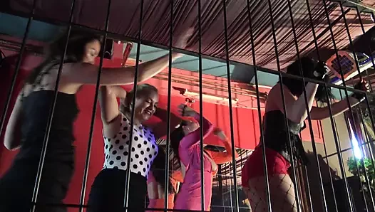 Genç prensesler ayaklar altında çiğneniyor