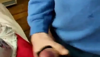 Mastürbasyon ve komşu saten sutyen ve kazak üzerinde boşalmak.