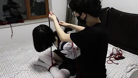 Siyah ayak bileği çorapları ve çıplak ayaklar beyaz ayak bileği çoraplarının yanı sıra tıkaçlar ve ip bağlamaları.