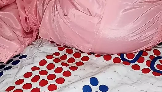 Hintli ateşli kız açık havada kocası tarafından domalarak sikiliyor