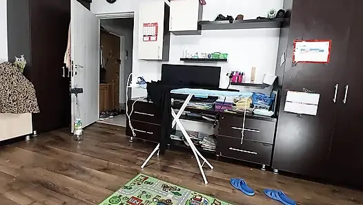 Seksi Esmer Evin Etrafında Çıplak Ev Işleri Yapıyor.