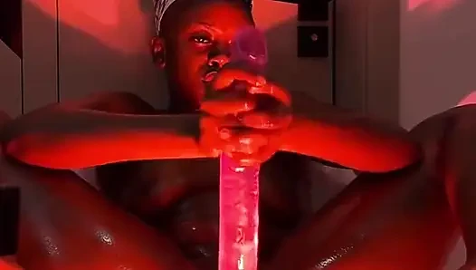 Uzun dildo kremsi zenci amcığının derinliklerine gidiyor