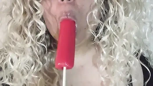 Kitty Rosario yarak lolipopu emiyor