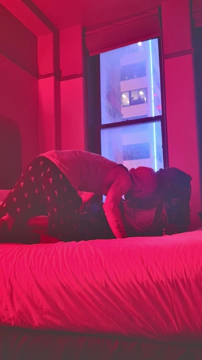 Üvey oğul otelde üvey annesinin amını yalıyor. Büyük memeli zenci üvey anne üvey oğlu tabu.