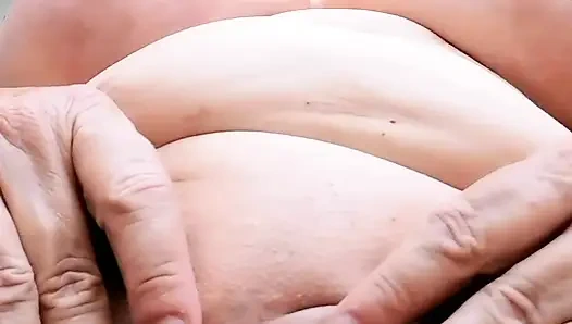 Büyük memeli nine amıyla oynuyor ve zevkle yüksek sesle inliyor