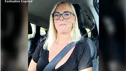 MİLF göster ona göğüsleri sırasında sürüş