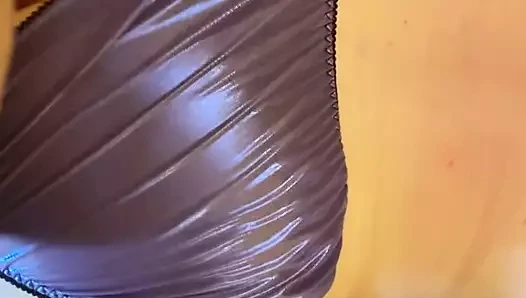 Benim külot arkadaşım mor saten külot içinde lanet.