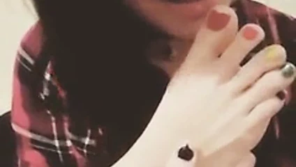 kız kendi ayaklarını yalamak