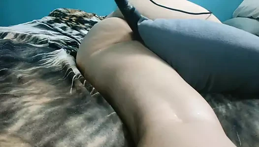 Azgın anne yastık sikişirken vibratör amcığı sallayarak orgazm oluyor