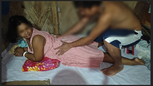 Hintli ateşli köylü kız saliente'i paint warkar ile sikiyor