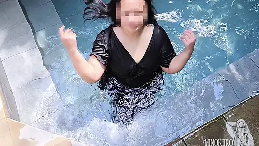 Asyalı orta yaşlı seksi kadın ankette tek başına bali'nin tadını çıkarıyor - minokiiko