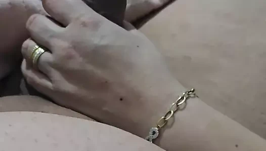 Uykulu üvey anne üvey oğlunun büyük yarağını sıvazlıyor