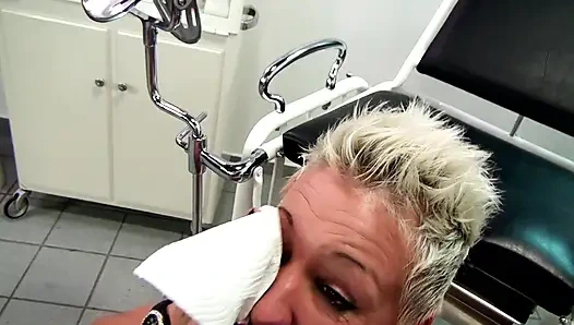 Sarışın piliç sıkı amından sikiliyor