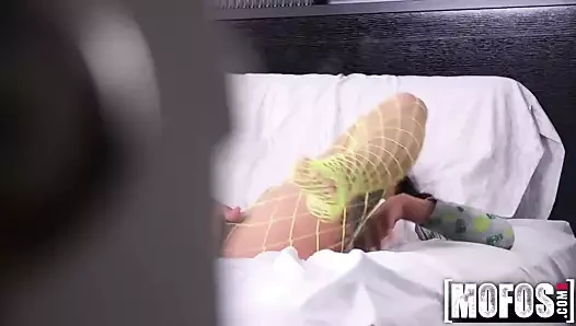 Gina valentina'nın oynadığı seksi st.patty'nin sürpriz videosu