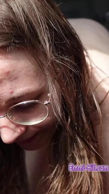 Огромные половые губы! Юная девушка с идеальной пиздой трахает себя пальцами