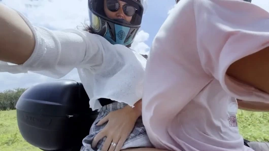 David ve Kelly içeride oyun oynadıktan sonra dışarıda striptiz yapıyor